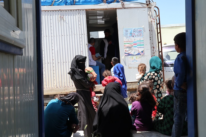 MSFの移動診療で診察を待つ避難民の家族　© MSF