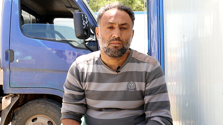 爆撃を逃れ避難したアブ・エナドさんは疲れた表情を見せる　© MSF