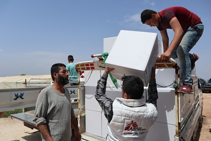 避難民キャンプで衛生キットを配給するMSFチーム　© MSF