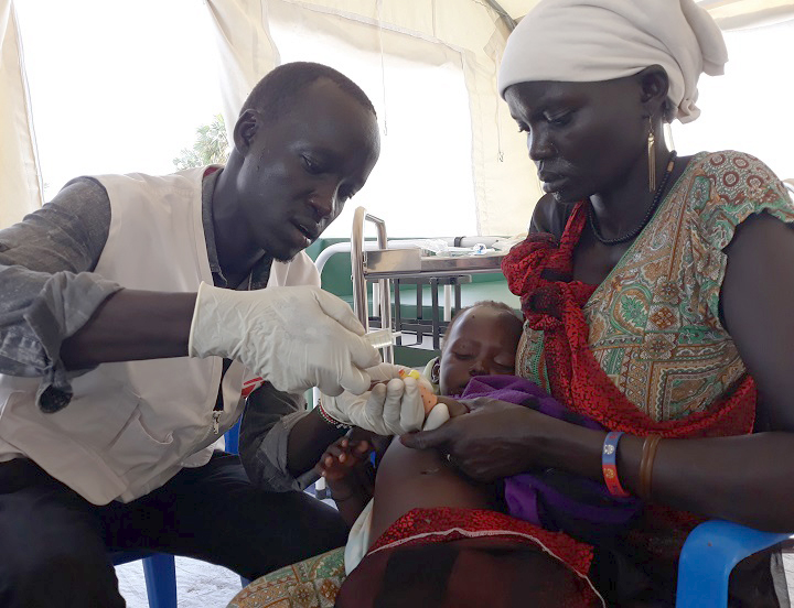 何時間もかけて歩いて受診にきたニャチョトさんと1歳のニアルちゃん　© Sarah Pierre/MSF