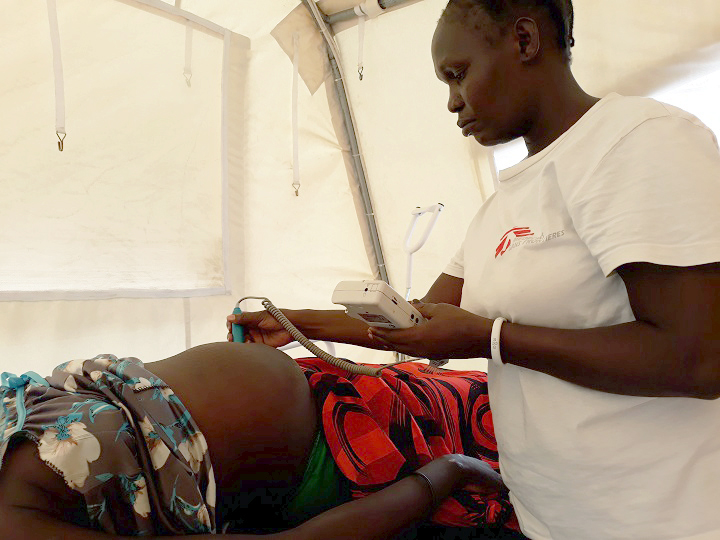 マラリアにかかった妊婦を診察するMSFのベアトリス･アコンゴ助産師　© Sarah Pierre/MSF