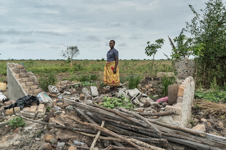 サイクロン「イダイ」で自宅を破壊された被災者の女性　© Giuseppe La Rosa/MSF