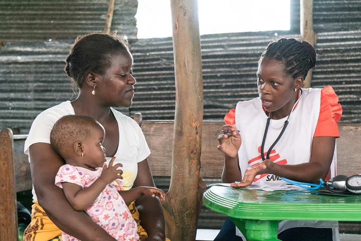 移動診療で被災者の母子と話すMSFの看護師　© Giuseppe La Rosa/MSF