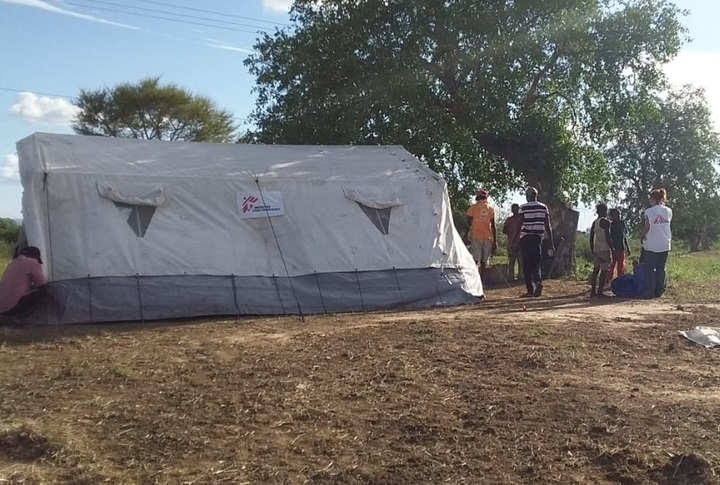 MSFによって作られたコレラ治療のための仮設テント © MSF