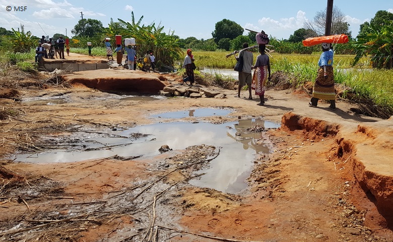 サイクロンで大きな被害を受けた道路（モザンビークで）© MSF