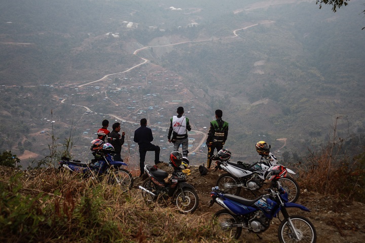 何時間もかけ、村落へ移動診療に向かうMSFのチーム　© Scott Hamilton/MSF