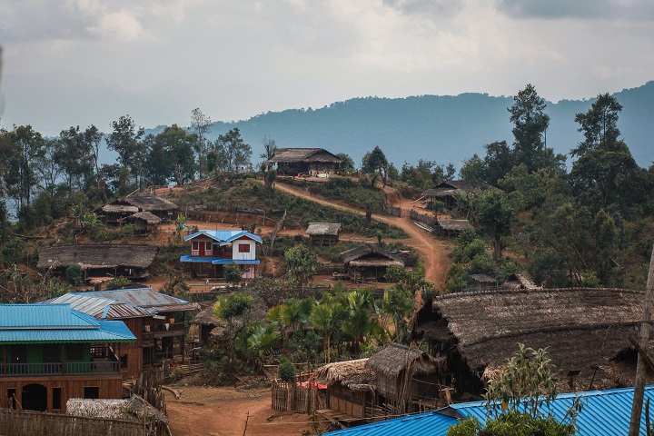木造の家屋が並ぶナガ丘陵のヘイ･クン村　© Scott Hamilton/MSF