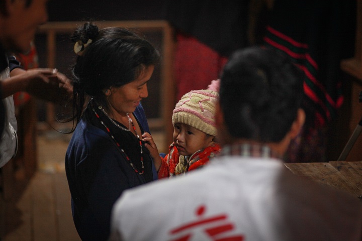 MSFの移動診療を受けるナガの親子　© Scott Hamilton/MSF