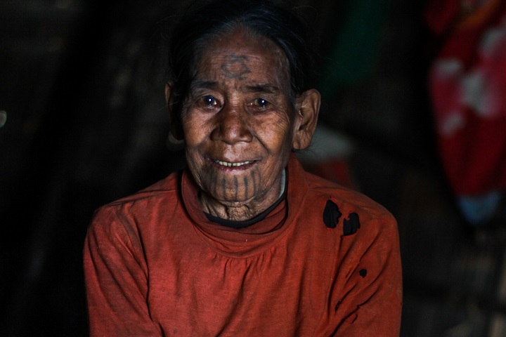 顔に伝統的な入れ墨を施しているカモルさん　© Scott Hamilton/MSF
