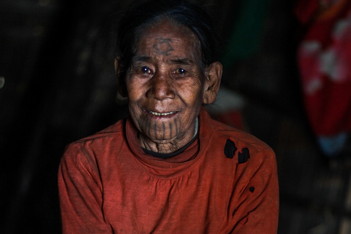 顔に伝統的な入れ墨を施しているカモルさん　© Scott Hamilton/MSF