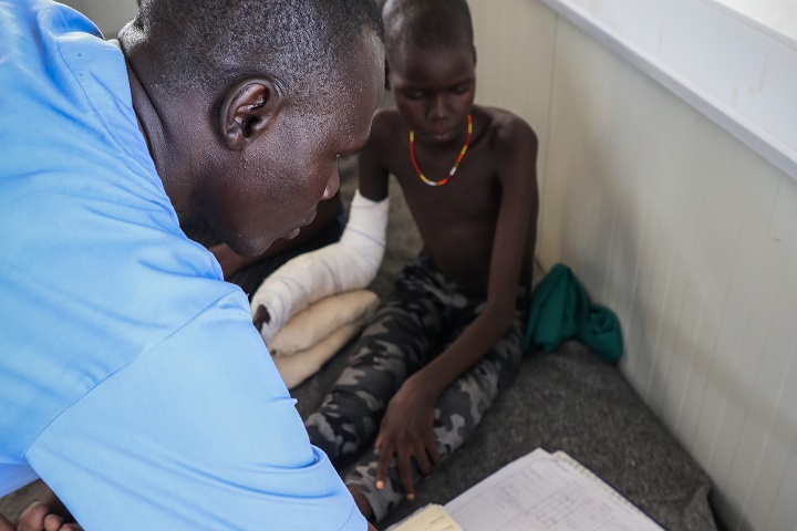 アゴク病院の医療スタッフに診察を受けるアウィエンさん　© MSF