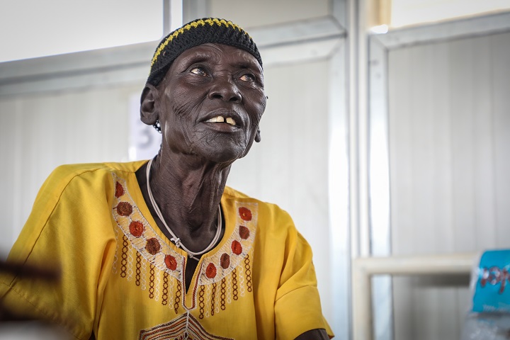 杖を使って4時間かけ、歩いて来院したニャンデンさん　© MSF