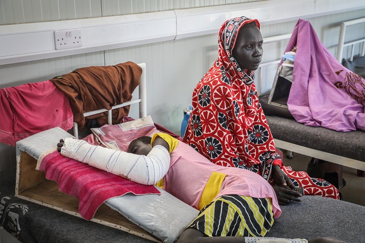 アゴク病院で抗毒素治療を受けたヘビ被害の少女　© MSF