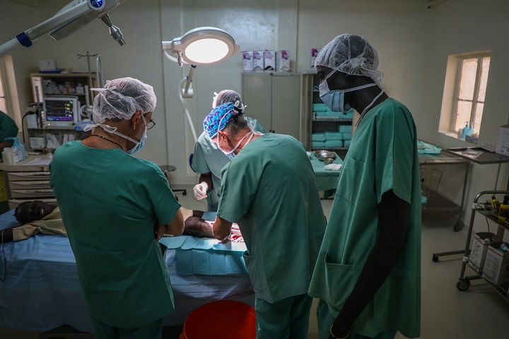 ヘビ毒の重症患者は手術が必要になる　© MSF
