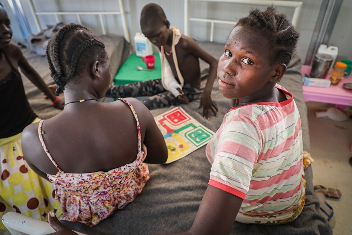 病棟で他の患者と遊ぶアウィエンさん（中央）　© MSF