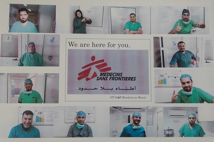 手術室のドアに飾ったスタッフの紹介。「あなたのために私たちはここにいます！」と患者さんにメッセージを添えている
© MSF