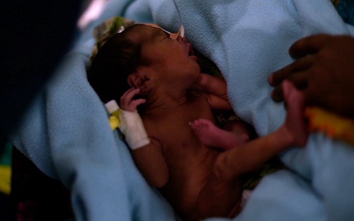 新生児集中治療室では救命が続く　© Nitin George/MSF
