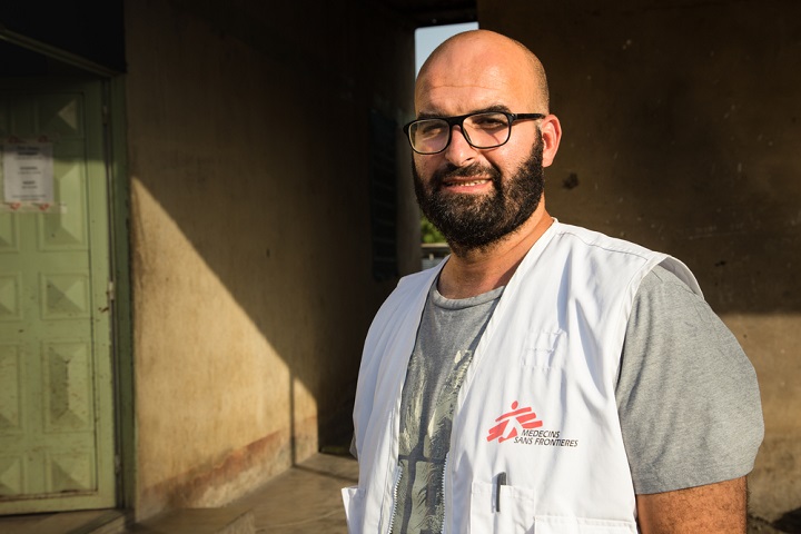 MSF医療活動マネジャーのイマド医師 © Igor G. Barbero/MSF