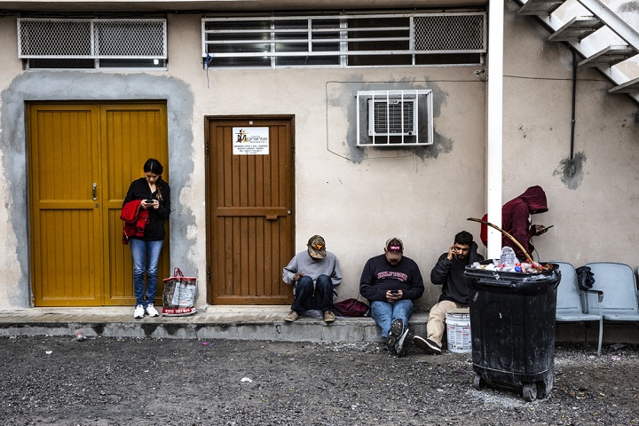 多くの人びとが滞在するシェルターの様子 © Juan Carlos Tomasi