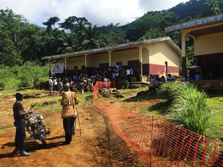 北西州で地域住民に生活必需品を配布し、診療を行うMSFチーム　© MSF