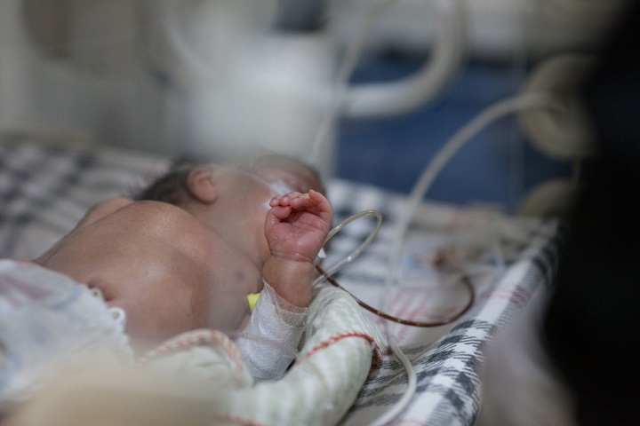 MSFの病院に入院する生まれたばかりの赤ちゃん （2018年10月撮影）© Khaula Jamil
