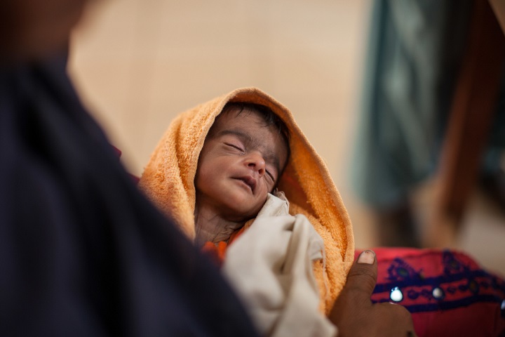 栄養失調の赤ちゃん（2018年11月撮影） © Khaula Jamil