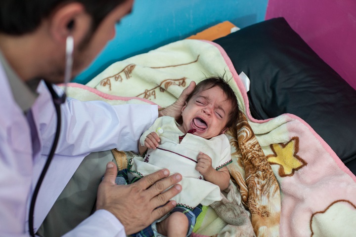 赤ちゃんの栄養失調状態を調べるMSFの医師 © Khaula Jamil