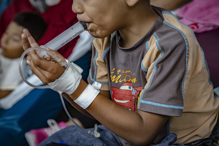 治療を受ける7歳のデング熱患者 © Francesca Volpi