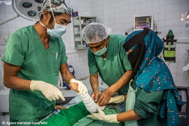 イエメンのアル・サラカナ病院で患者の治療にあたるMSFの医療スタッフ。左は日本から派遣した滝上隆一外科医
