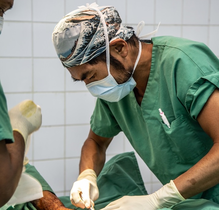 骨髄炎の患者の手術をする滝上外科医　© Agnes Varraine-Leca/MSF