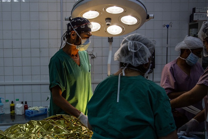モハメドさんの手術に臨む滝上外科医　© Agnes Varraine-Leca/MSF