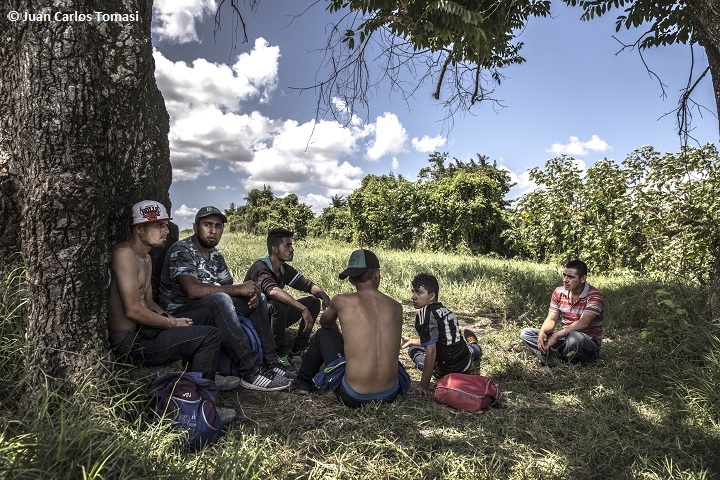 メキシコ南部、テノシケの町近くで休憩する移民の青年たち　© Juan Carlos Tomasi