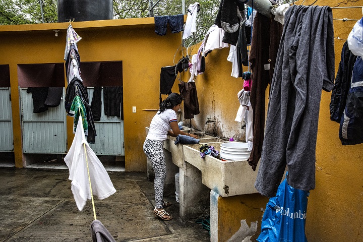 メキシコ北部、ヌエボ・ラレドのシェルターに身を寄せる女性　© Juan Carlos Tomasi