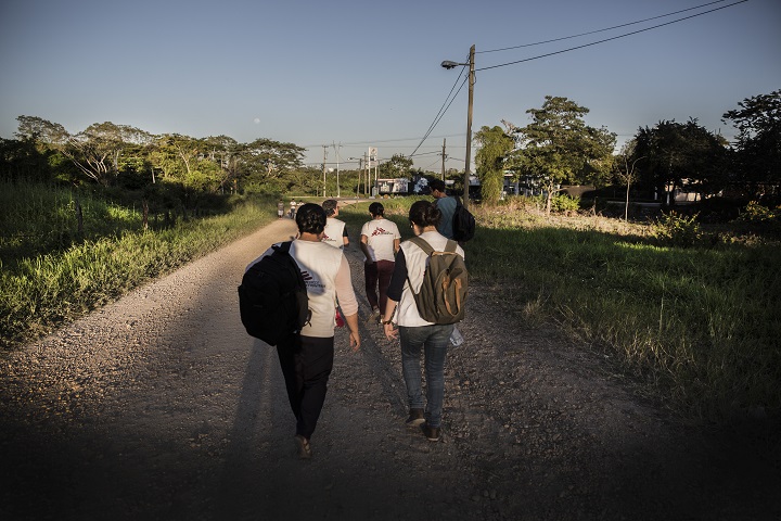 移民のためのシェルターで1日の活動を終え帰路につくMSFスタッフ　© Juan Carlos Tomasi