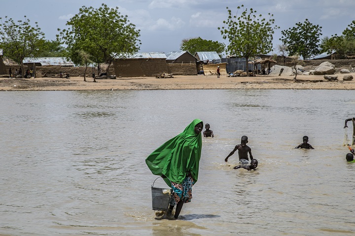 避難民は雨で溜まった水を生活用水に使っている　© Igor Barbero/MSF
