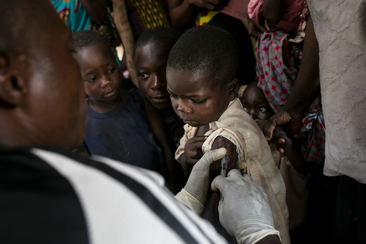 MSFの看護師から予防接種を受ける子ども © Pablo Garrigos/MSF