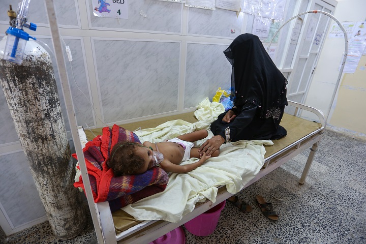 治療中のハイダルちゃんと母親のガリサさん　© Al Hareth Al Maqaleh/MSF