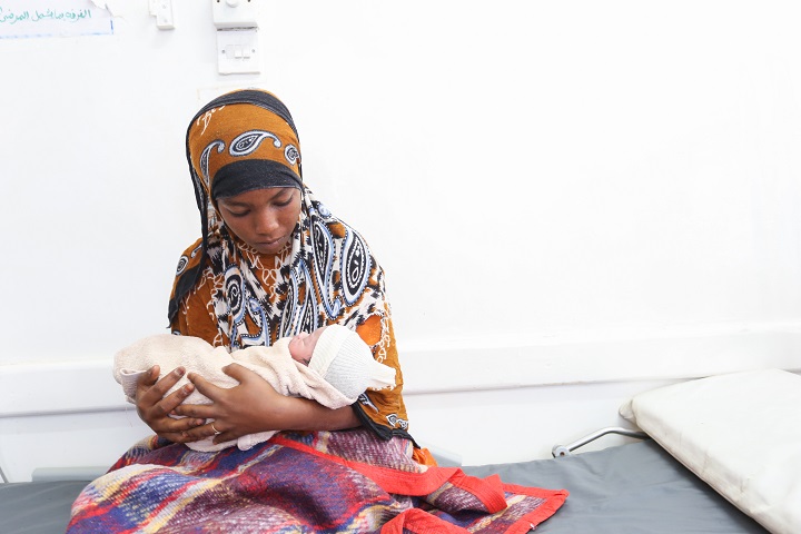 アブス病院に来る途中、車の中で出産したジンヤさんと赤ちゃん　© Al Hareth Al Maqaleh/MSF