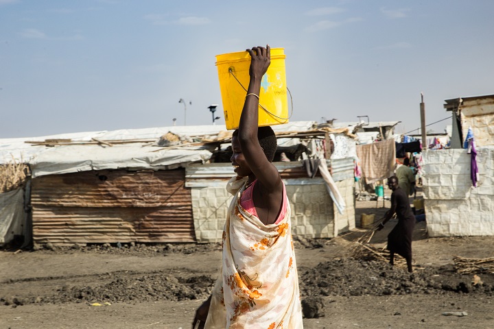 国連のマラカル文民保護区で水を運ぶ女性　© Igor Barbero/MSF