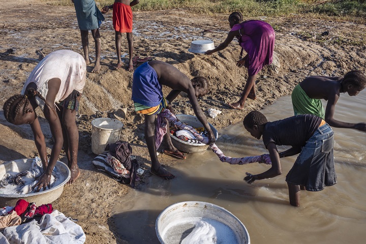 ベンティウ文民保護区　川で洗濯をする避難民　© Emin Ozmen/Magnum Photos