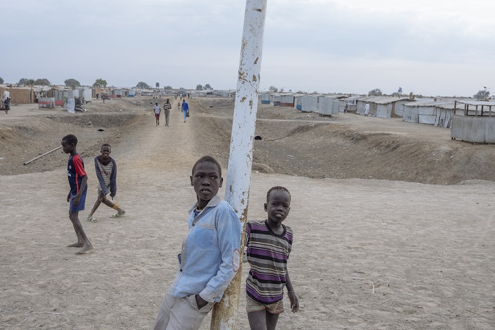 ベンティウ文民保護区で暮らす少年たち　© Emin Ozmen/Magnum Photos 