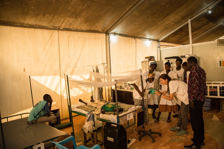 入院中の子どもを診るMSFの医療スタッフ　© Igor Barbero/MSF