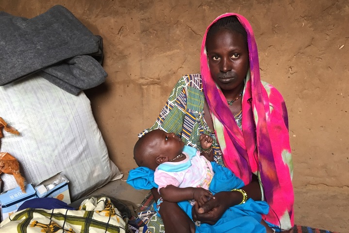 虐殺があった村では、村人に対してMSFが在宅医療や心理ケアのカウンセリングなどをしました © Lamine Keita/MSF