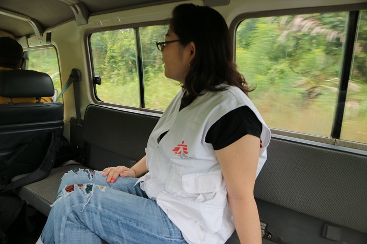 ケレマからランドクルーザーで悪路を１時間半。マララウアという村の病院に仕事で行く日もある。 ⓒ Sara Bechstein/MSF