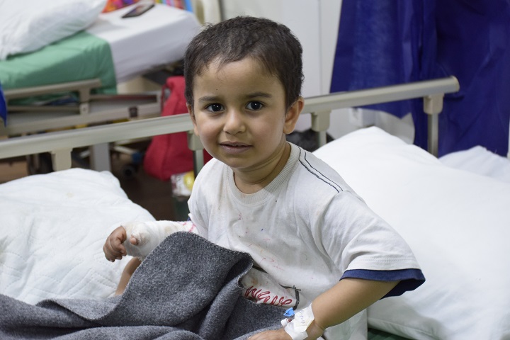 カイヤラの病院でやけどの治療を受けた2歳半の男の子　退院できるまでに回復した　© Candida Lobes/MSF