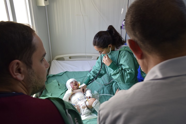 重度のやけどで入院しているアブドゥルサラムちゃん　© Candida Lobes/MSF