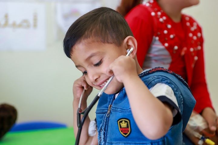 聴診器で遊ぶ4歳のアッバス © Joffrey Monnier/MSF