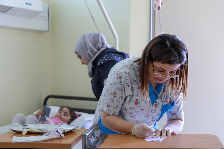 輸血を待っているサラセミア患者の2歳の女の子（左奥）© Joffrey Monnier/MSF