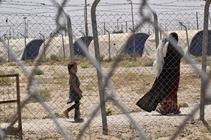 イラク、カイヤラの滑走路に作られた避難民キャンプ　© Candida Lobes/MSF
