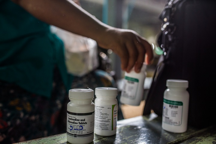 HIV患者は定期的に抗レトロウイルス薬を服薬する必要がある　© Minzayar Oo